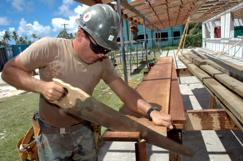 ebeniste-VENANSON-min_worker_construction_building_carpenter_male_job_build_helmet-893290